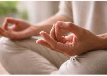 हृदय की शक्ति बढ़ाने और तनाव कम करने में सहायक है हृदय मुद्रा