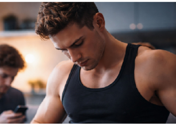 चेहरे को आकर्षक बनाने हथौड़े से खुद को चोट पहुंचा रहे युवा