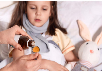 बच्चों को दवा देते समय रखें सावधानी