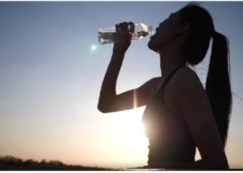 अचानक अधिक पानी पीने से किडनी पर पडता है ज्यादा दबाव: विशेषज्ञ