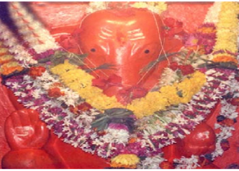 अष्टविनायक वरदविनायक मंदिर में लगातार जल रहा एक दीपक