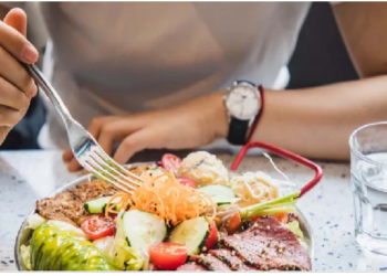 वजन कम करने के लिए खाना छोड़ना सही उपाय नहीं