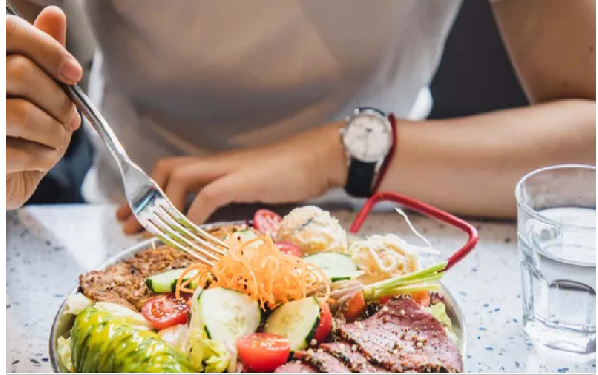 वजन कम करने के लिए खाना छोड़ना सही उपाय नहीं