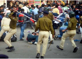 मुगलकाल में लाठी चलाना एक खेल था, अंग्रेजों ने भीड़ को कंट्रोल करने बनाया हथियार