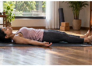 Shavasana Benefits: तनाव और चिंता कम करने में मदद करता है शवासन? जानें सही तरीका और फायदे