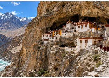 Ladakh Hidden Gem: 3,850 मीटर की ऊंचाई पर गुफा में बसा फुगताल मठ, 6 KM की ट्रेकिंग के बाद मिलता है अद्भुत सुकून